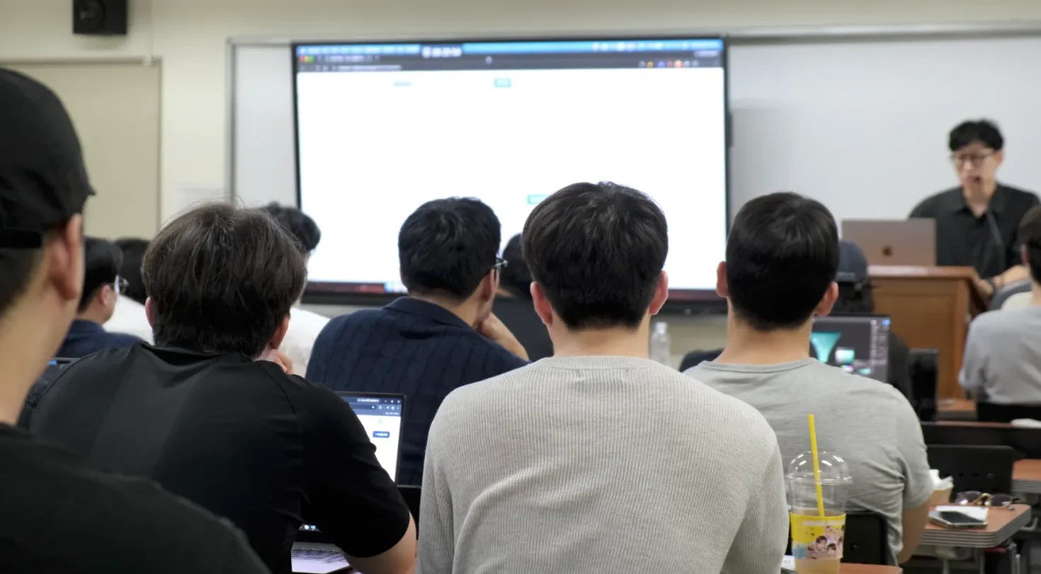 발표 전 숙지할 내용을 듣고 있는 사진