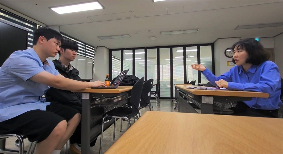수어통역센터에서 통역사님과 이야기하는 모습