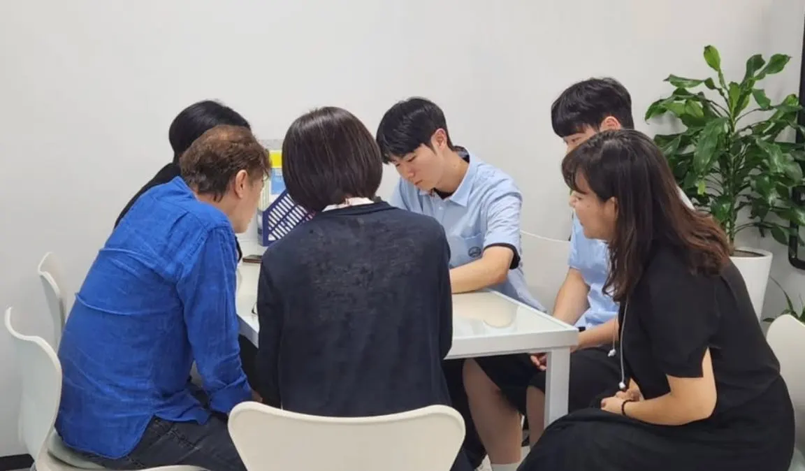 강동구 수어통역센터에서 통역사님, 농인분들과 이야기를 나누는 팀