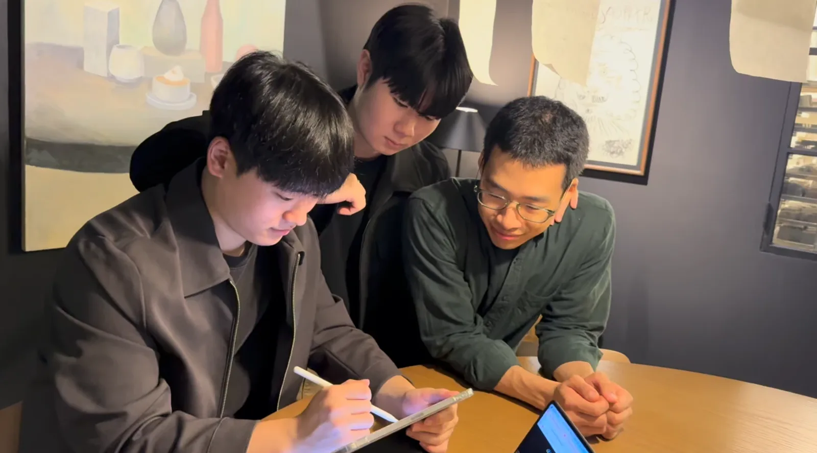 태블릿 화면을 함께 보며 회의하는 이편한자막 팀